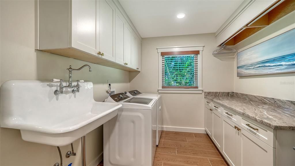 Interior, Recessed Lighting, Washer, Wood Texture Flooring