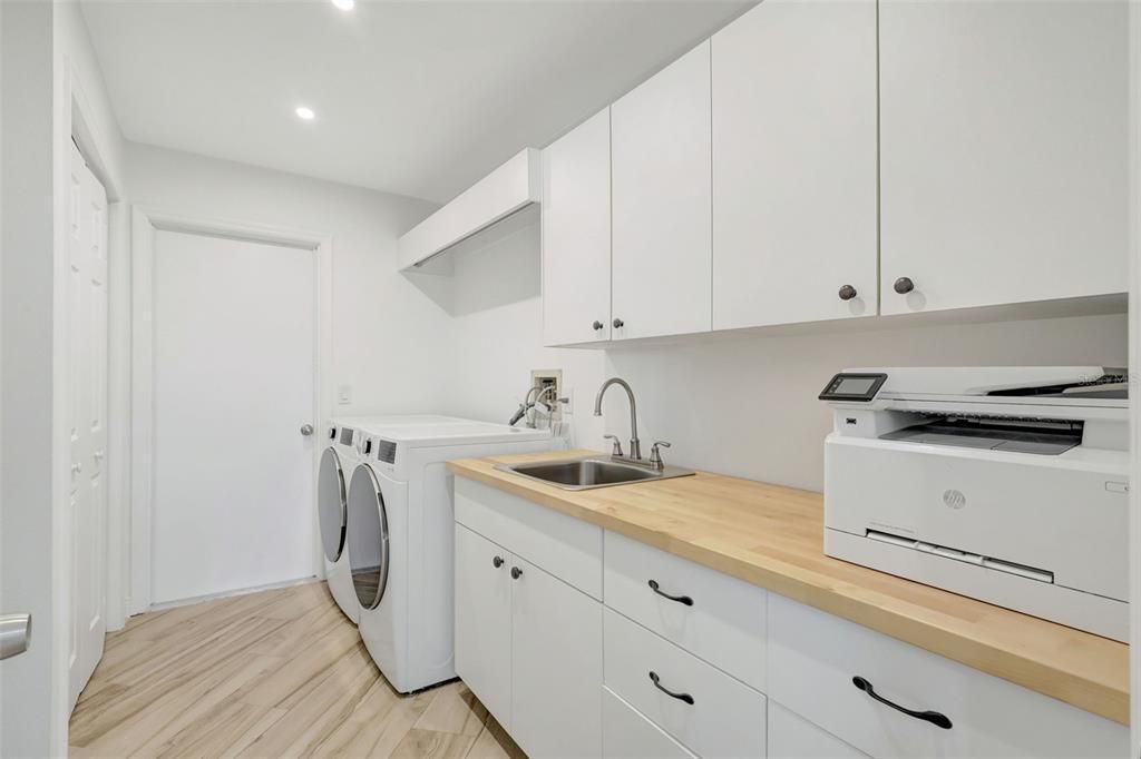 Interior, Recessed Lighting, Washer, Wood Texture Flooring
