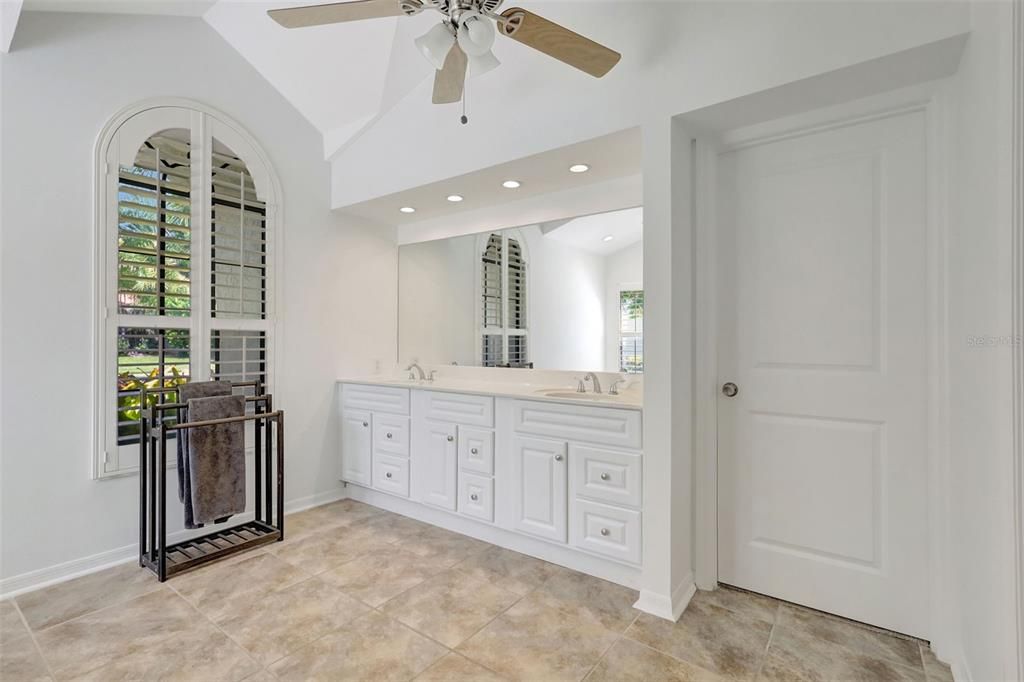 Bathroom, Dual Sink Vanities, Interior, Recessed Lighting
