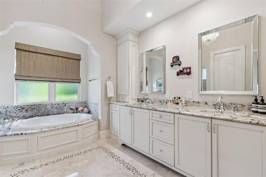 Bathroom, Dual Sink Vanities, Interior, Recessed Lighting