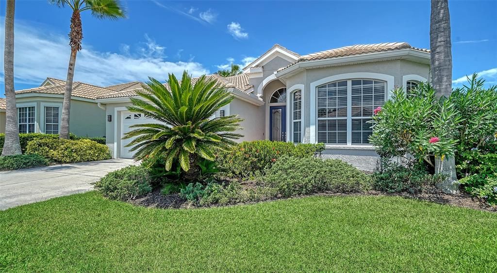 Attached, Exterior, Facade, Mediterranean