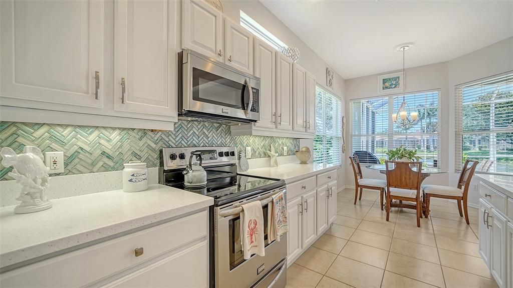 Chandelier, Dining room, Interior, Kitchen, Pendant Lights, Stainless Steel Appliances