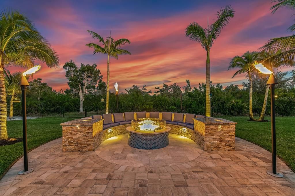 Backyard, Exterior, Outdoor Kitchen