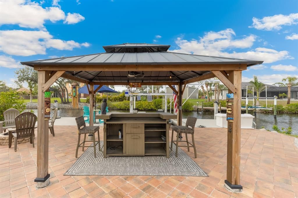 Exterior, Outdoor Kitchen, Water