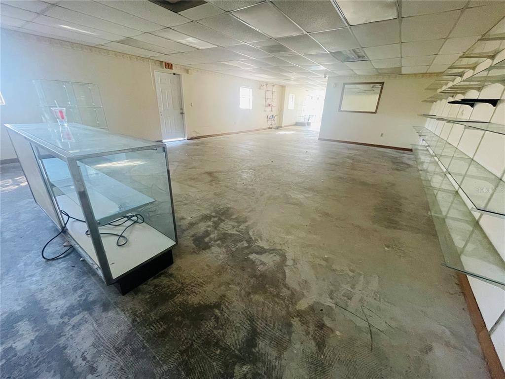 Empty room, Interior