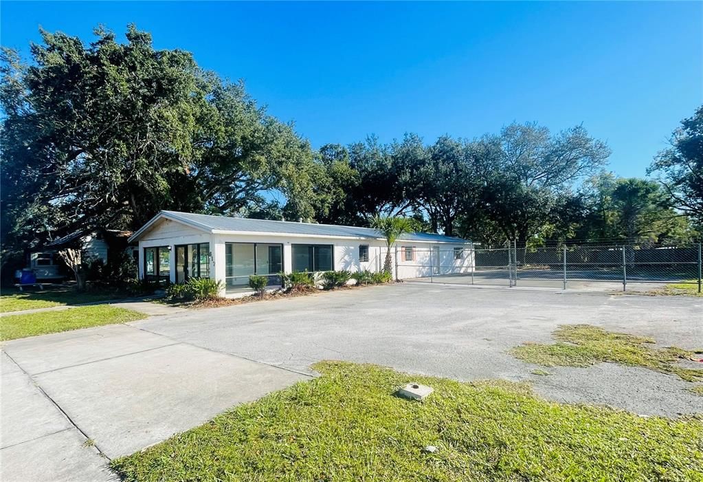 Exterior, Facade, Ranch