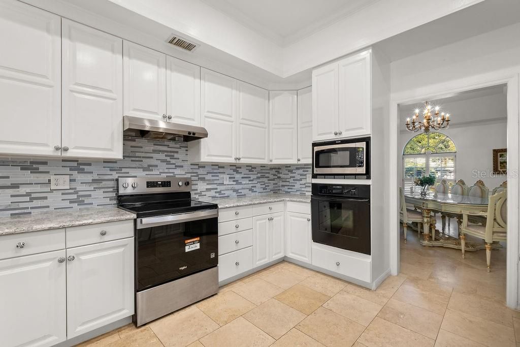 Chandelier, Dining room, Interior, Kitchen, Stainless Steel Appliances