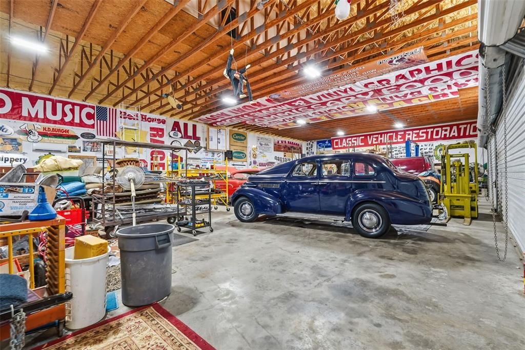 Garage, Interior, Wooden Beams