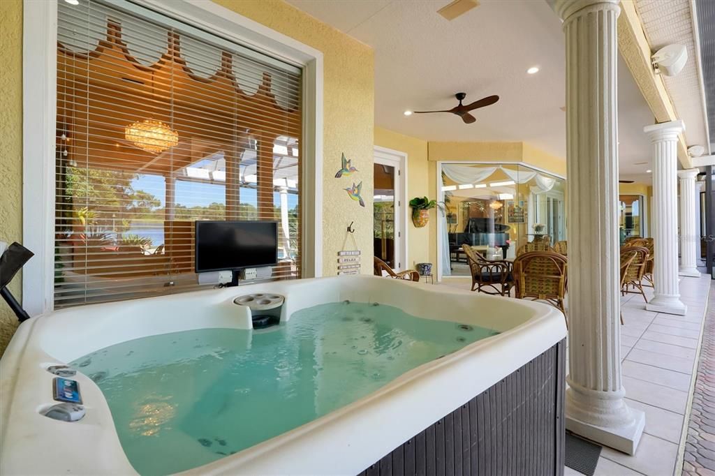 Dining room, Hot Tub, Interior, Recessed Lighting, Water