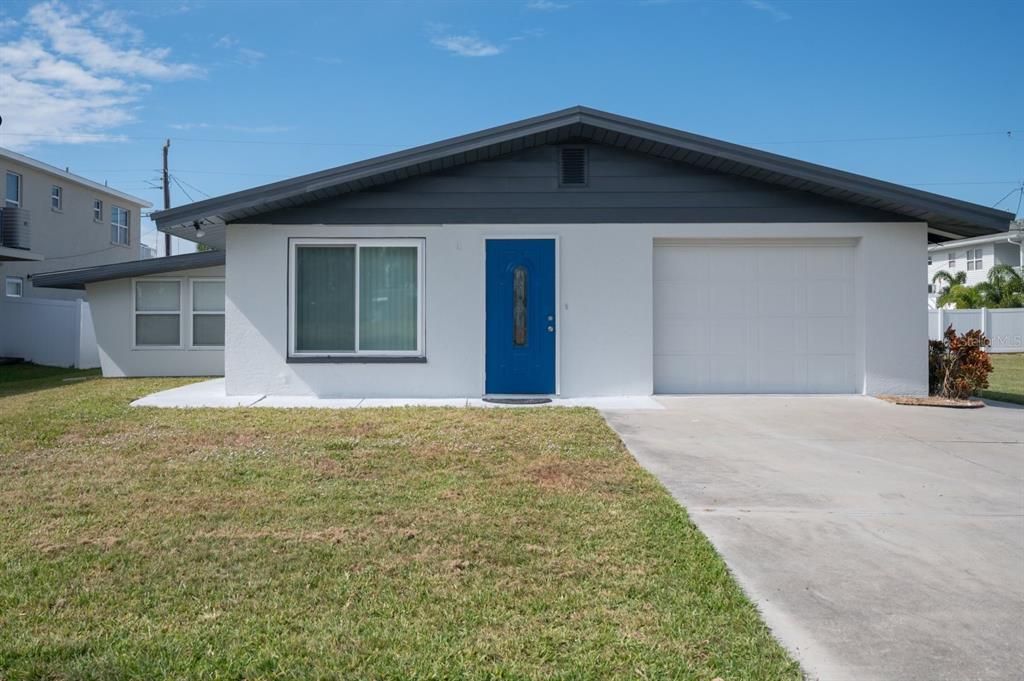 Attached, Exterior, Facade, Ranch