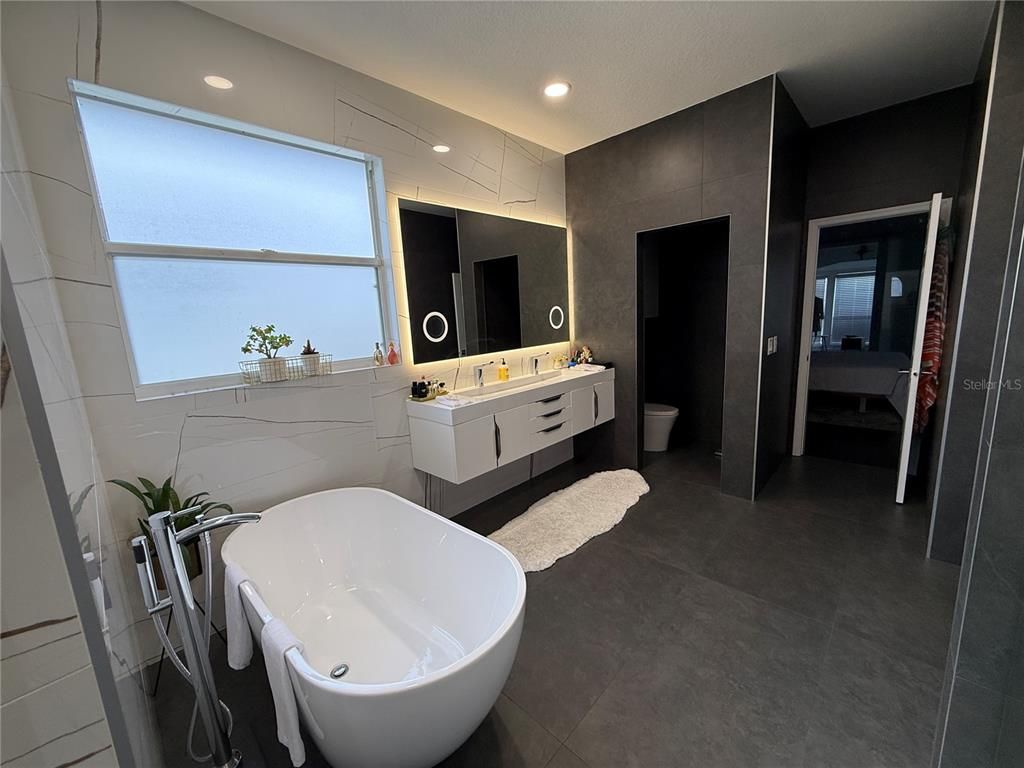 Bathroom, Dual Sink Vanities, Free Standing Baths, Interior, Recessed Lighting
