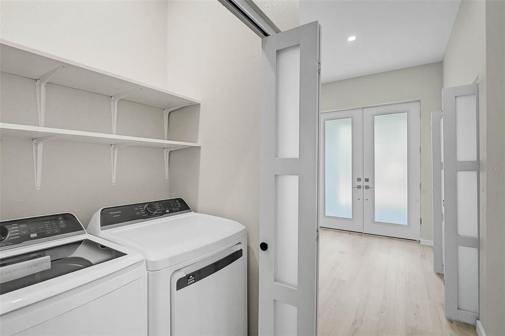 Interior, Recessed Lighting, Washer, Wood Texture Flooring