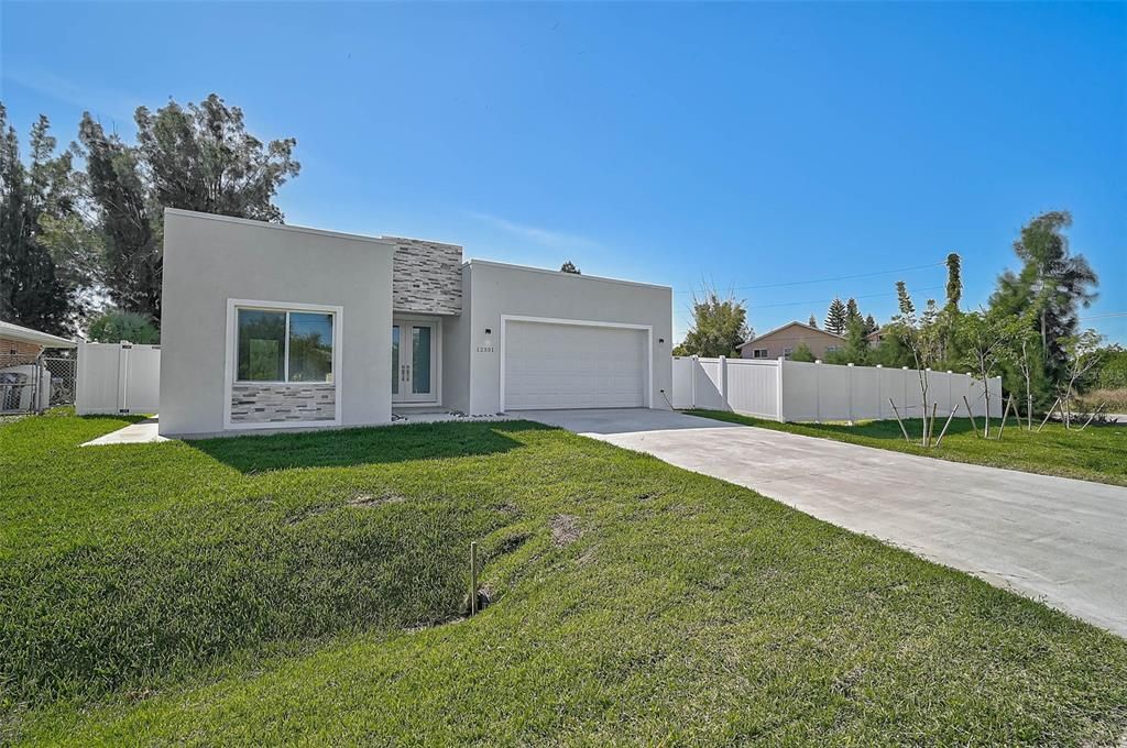 Attached, Backyard, Exterior, Facade, Modern