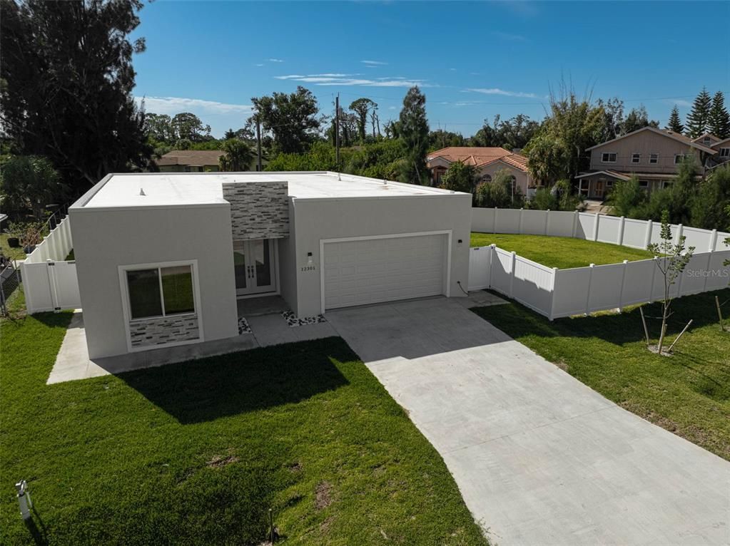 Attached, Backyard, Exterior, Facade, Modern