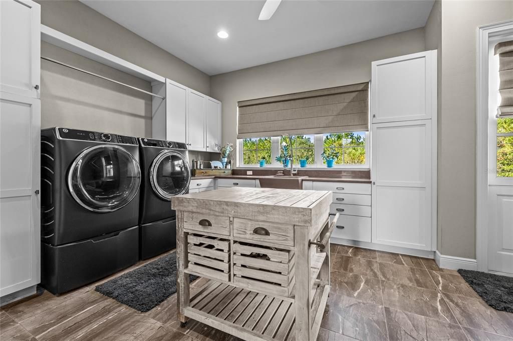 Interior, Recessed Lighting, Washer, Wood Texture Flooring