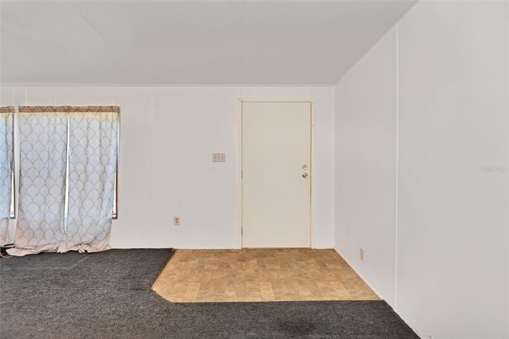 Empty room, Interior