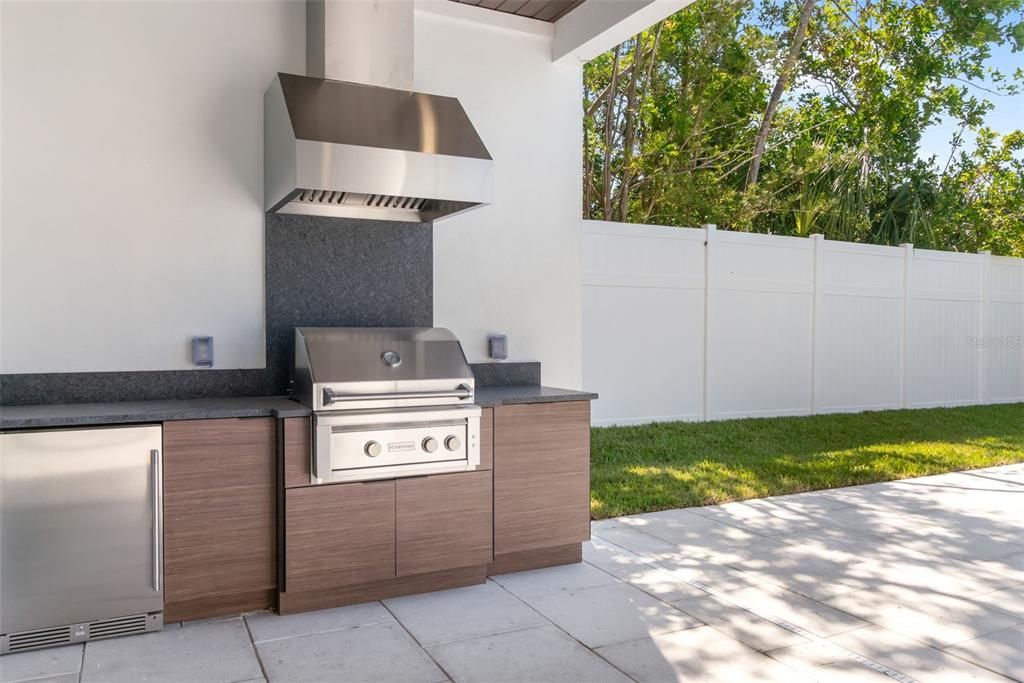 Exterior, Outdoor Kitchen