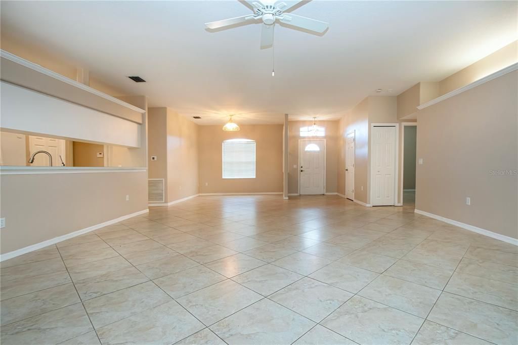 Empty room, Interior
