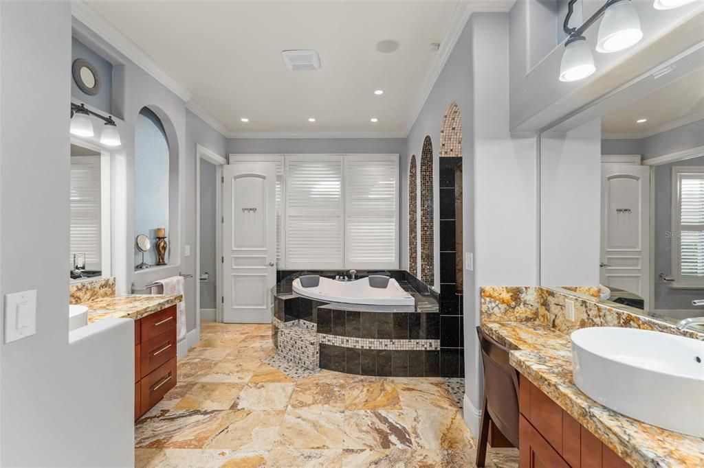 Bathroom, Dual Sink Vanities, Interior, Recessed Lighting