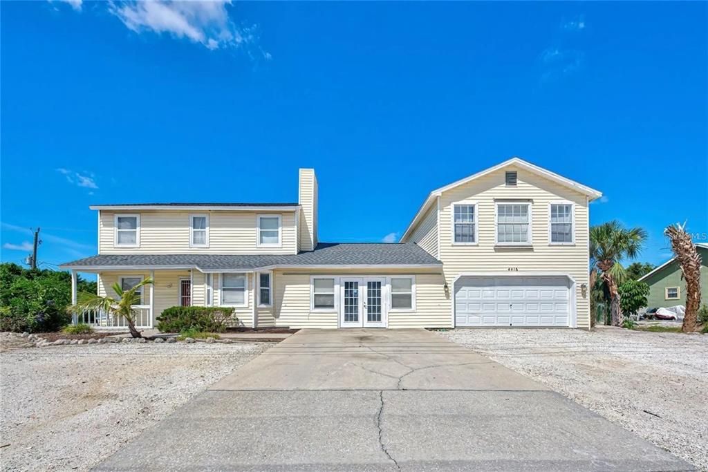 Attached, Exterior, Facade, Queen Anne Victorian