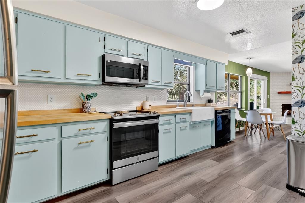 Dining room, Interior, Kitchen, Pendant Lights, Stainless Steel Appliances, Wood Texture Flooring