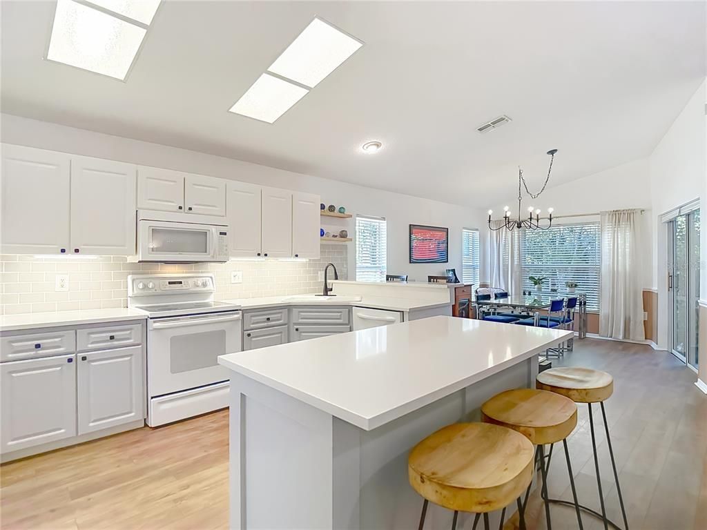 Dining room, Interior, Kitchen, Pendant Lights, Recessed Lighting, Wood Texture Flooring
