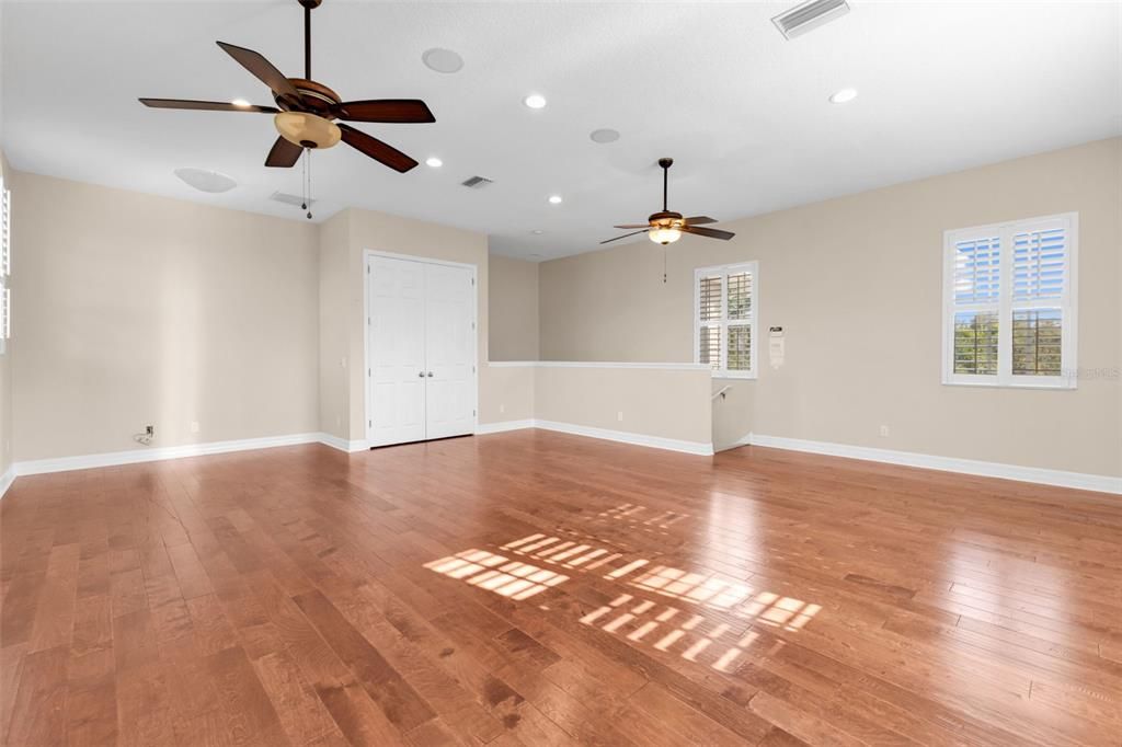 Empty room, Interior, Recessed Lighting, Wood Texture Flooring