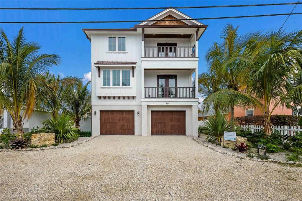 Attached, Exterior, Facade, Modern