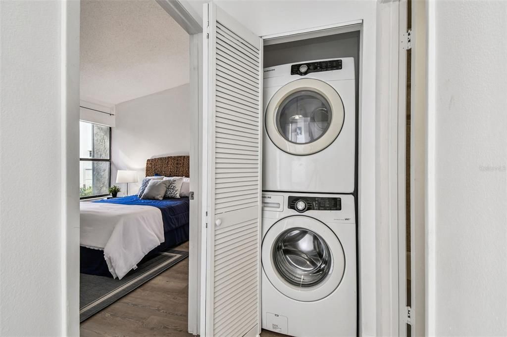 Bedroom, Interior, Utility Closets, Washer, Wood Texture Flooring