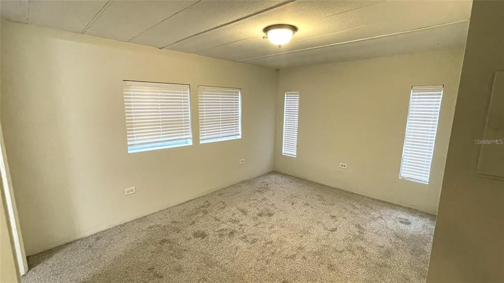 Empty room, Interior