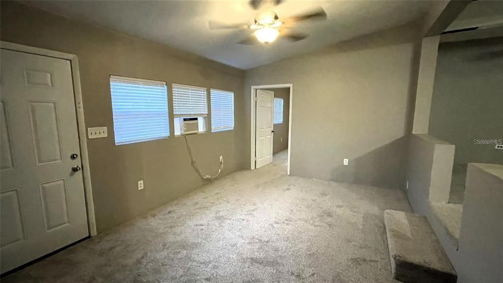 Empty room, Interior