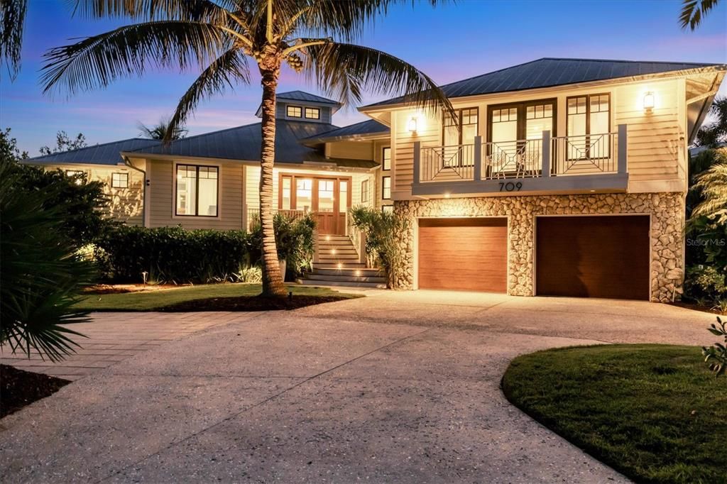 Attached, Exterior, Facade, Split Level