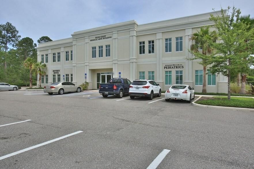 Exterior, Facade, Rowhouse