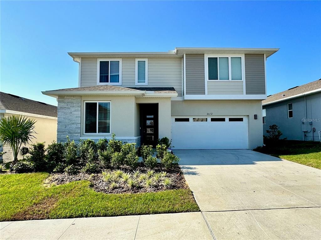 Attached, Exterior, Facade, Modern