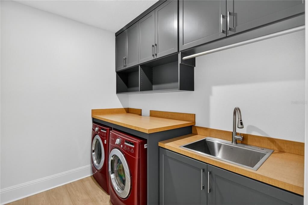 Interior, Washer, Wood Texture Flooring