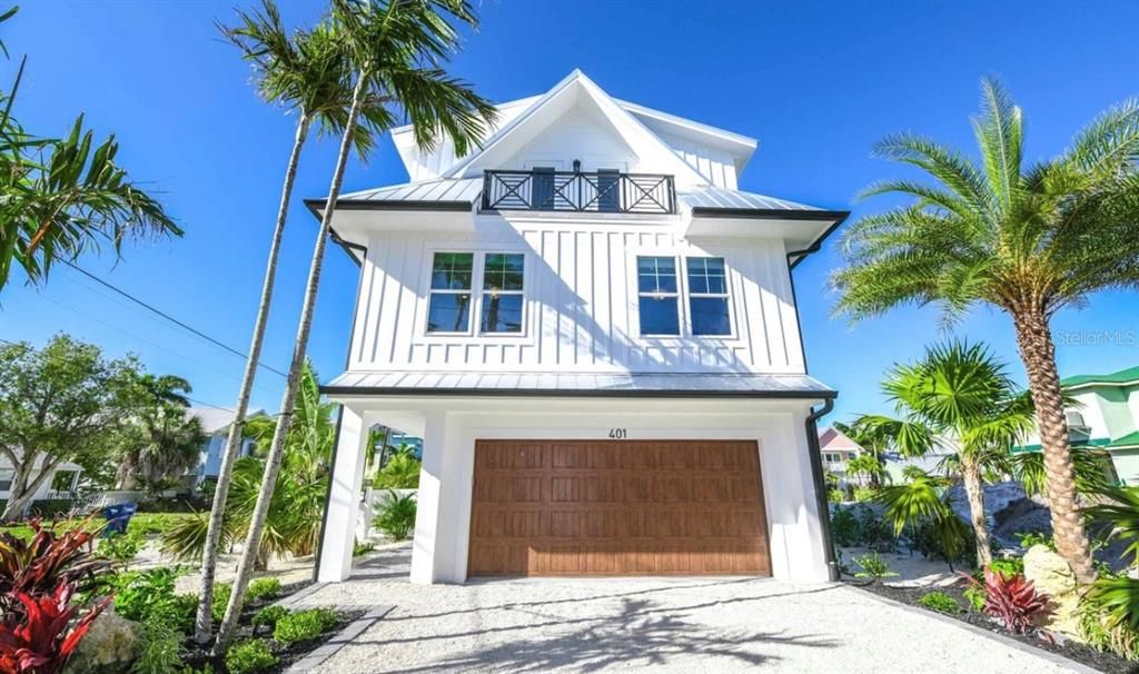 Attached, Exterior, Facade, Farmhouse