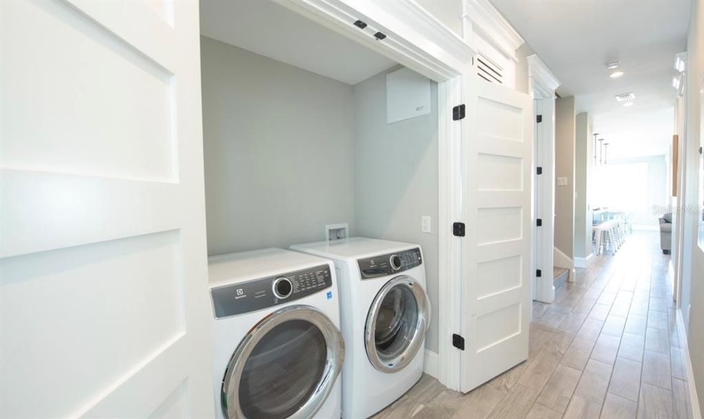 Interior, Recessed Lighting, Washer, Wood Texture Flooring