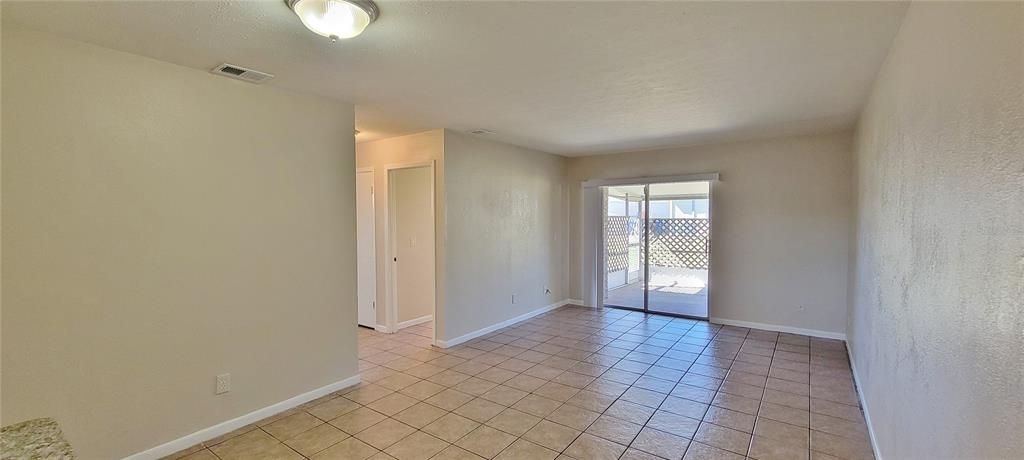 Empty room, Interior