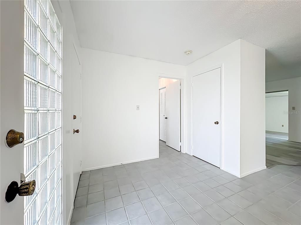 Empty room, Interior