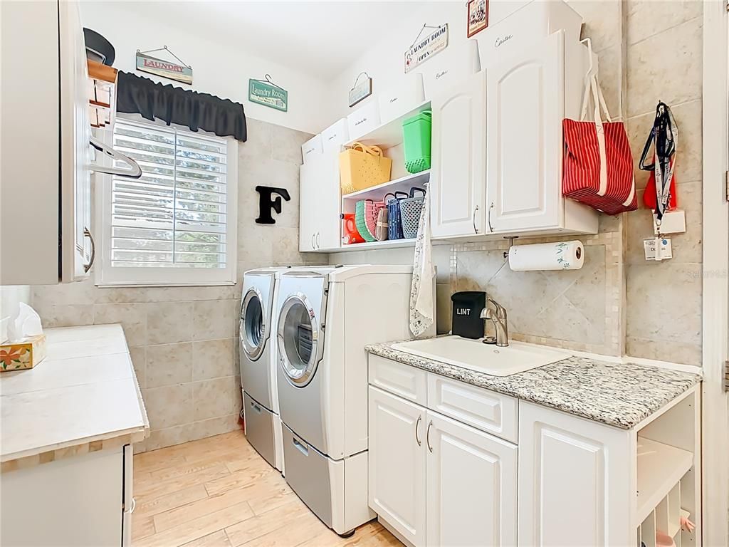Interior, Washer, Wood Texture Flooring