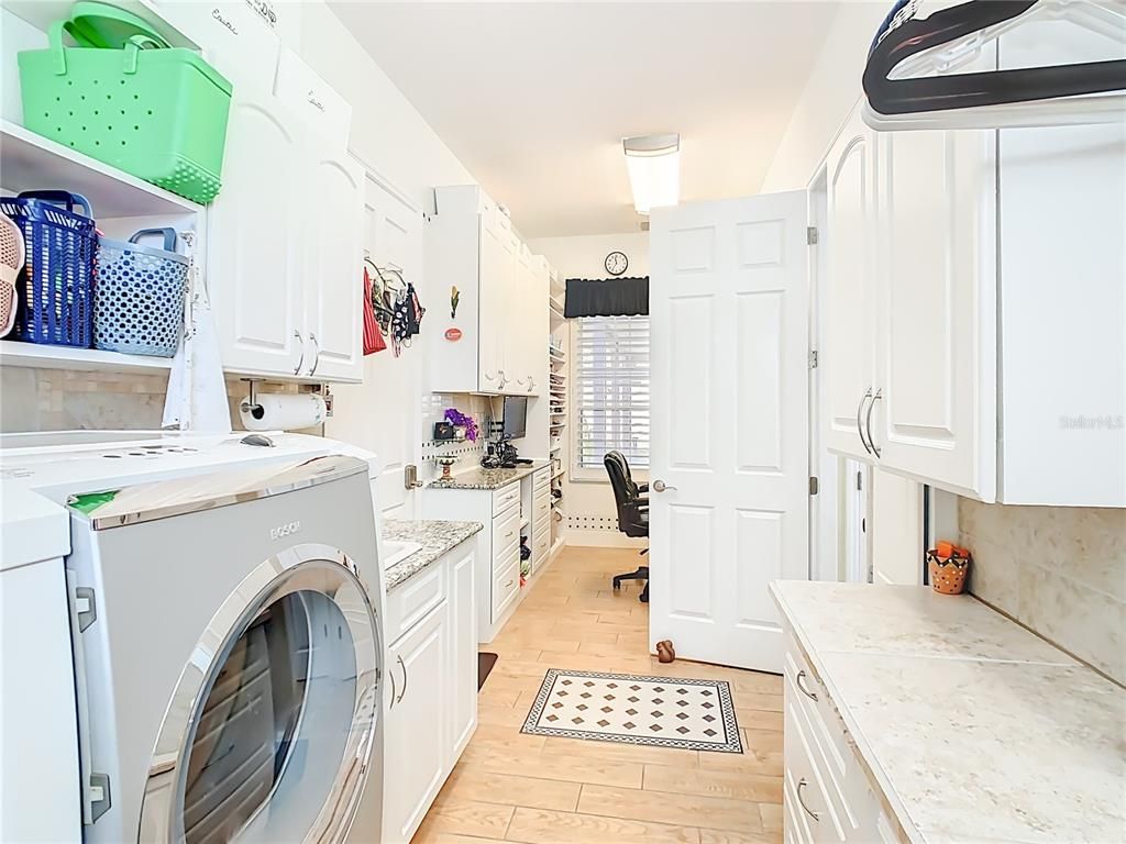 Interior, Kitchen, Washer, Wood Texture Flooring