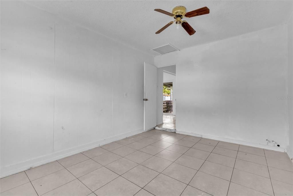 Empty room, Interior