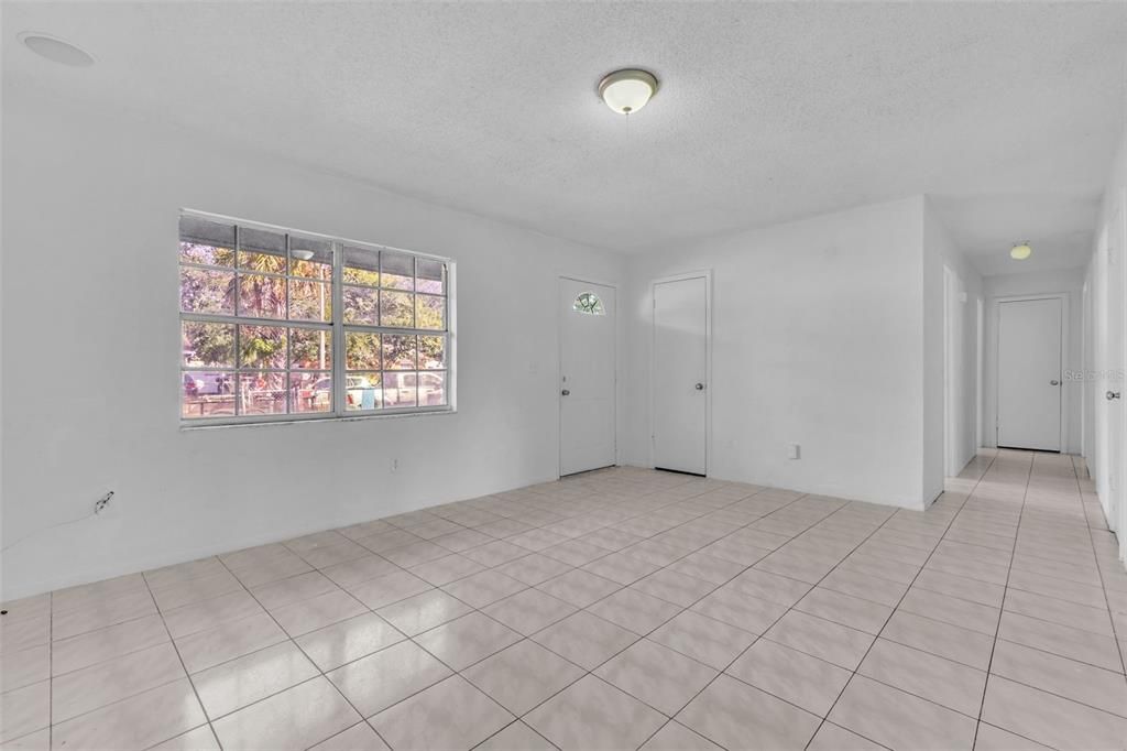 Empty room, Interior