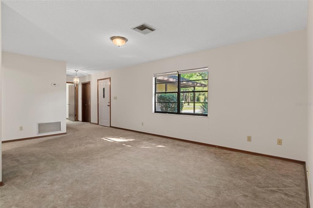 Empty room, Interior