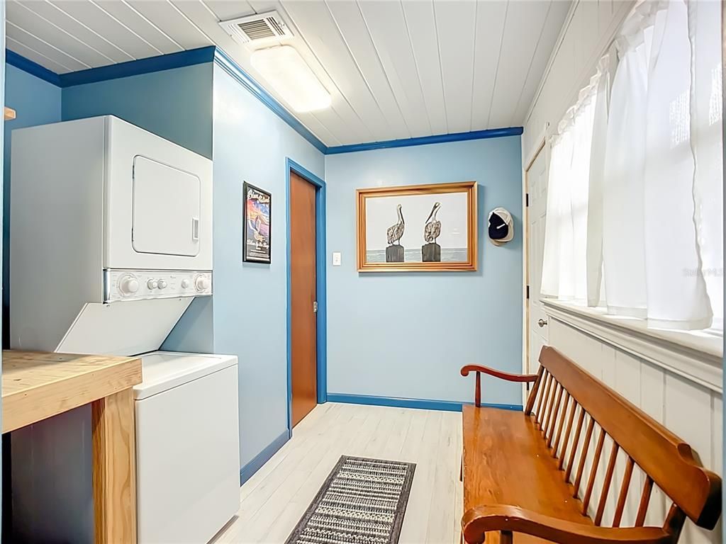 Interior, Utility Closets, Washer, Wood Texture Flooring