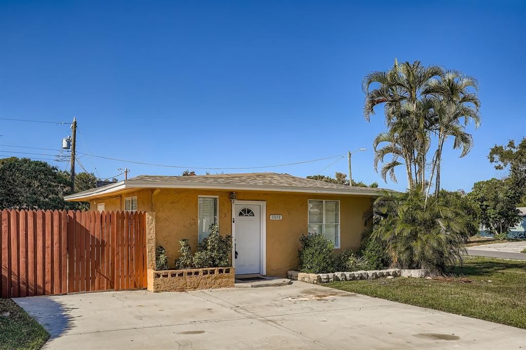 Exterior, Facade, Ranch