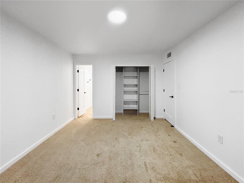 Empty room, Interior