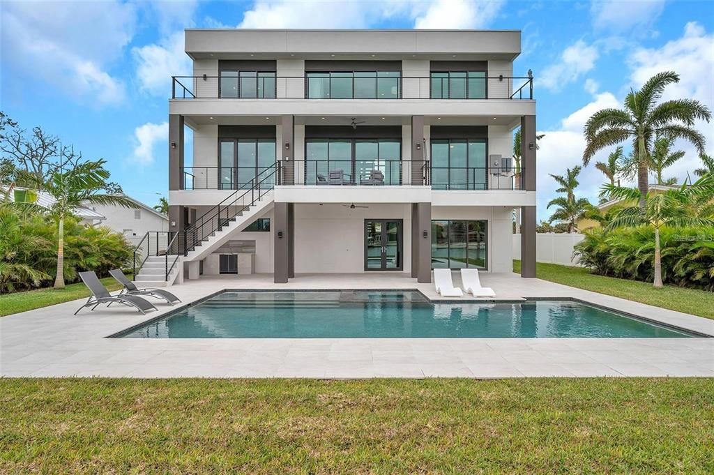 Backyard, Exterior, Facade, Pool, Modern