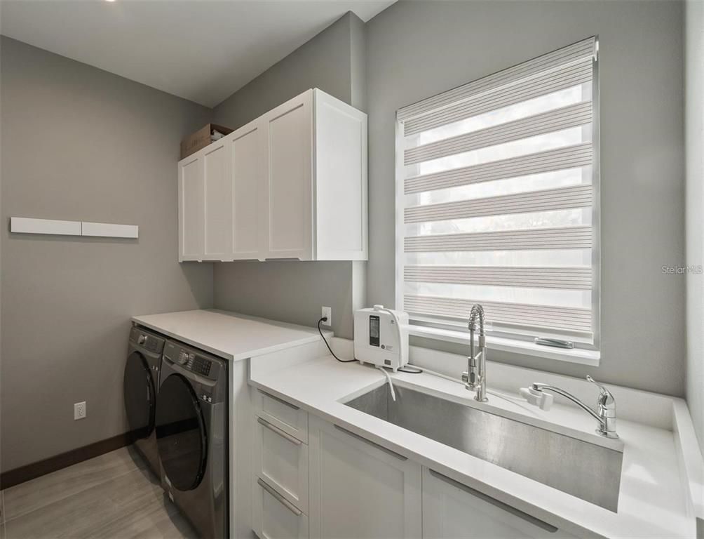 Interior, Washer, Wood Texture Flooring