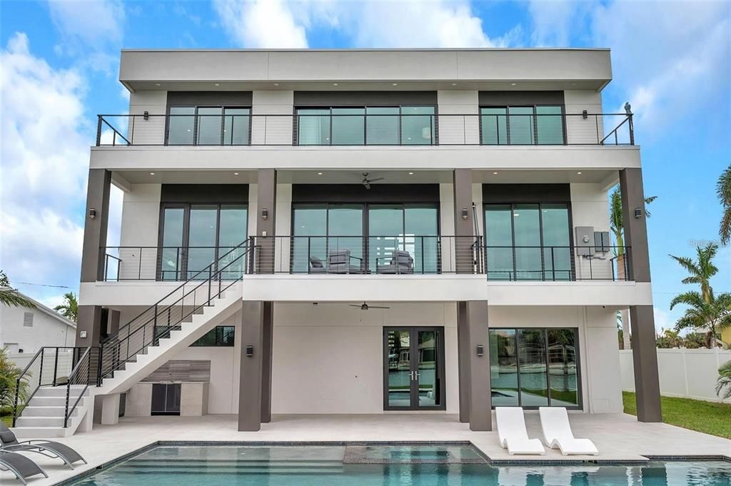 Exterior, Facade, Pool, Modern